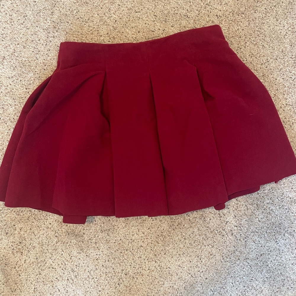 Pleated maroon skater skirt Size M has pockets